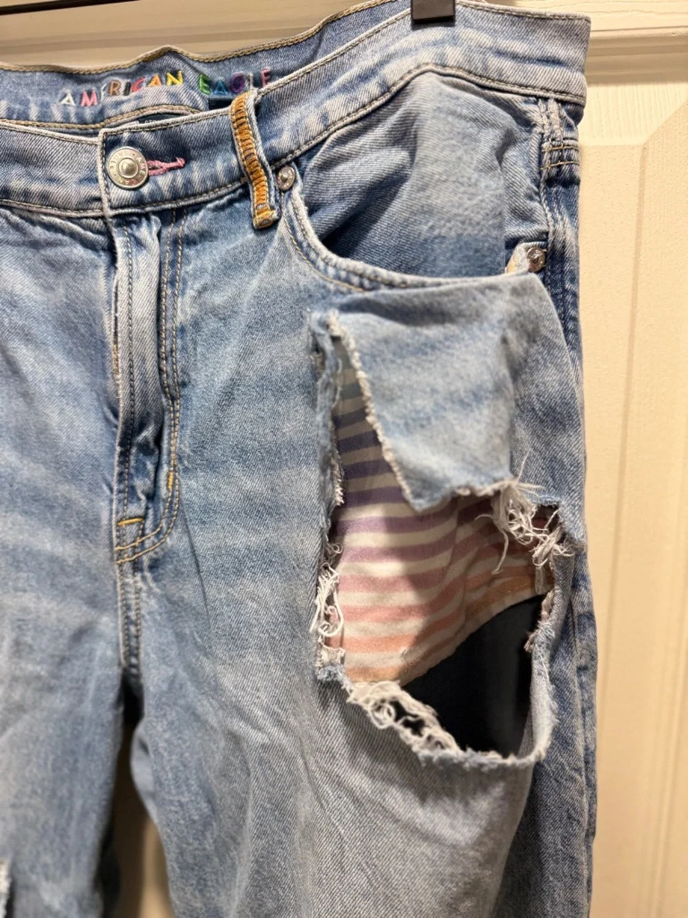 AE Pride Strigid Ripped Low-Rise Baggy Flare Jean-Size 6 - Picture 8 of 16